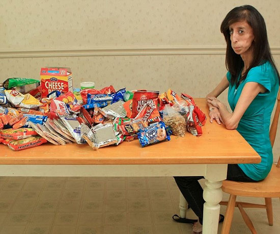Американка Лиззи Веласкес ест около 60 раз в день и весит 25 кг