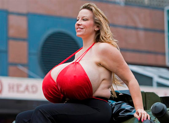 Американка Челси Чармз является обладательницей самой большой груди в мире