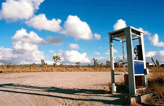 Самая одинокая телефонная будка в мире была установлена в пустыне Мохаве
