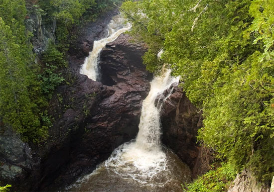 Вода из водопада «Чайник Дьявола» (Миннесота, США) бесследно исчезает в земле
