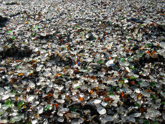 В США есть удивительный стеклянный пляж из мусора