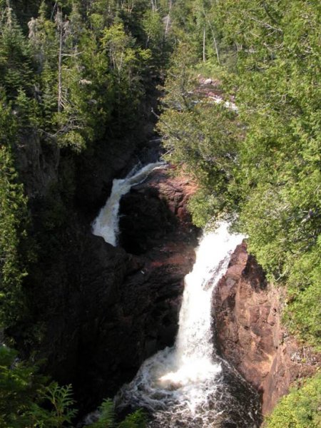Вода из водопада «Чайник Дьявола» (Миннесота, США) бесследно исчезает в земле
