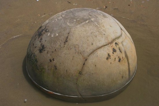По всей Земле встречаются идеально круглые каменные или железные шары неизвестного происхождения