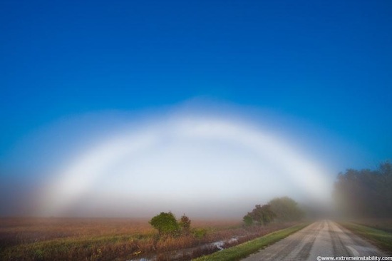 Существует туманная радуга — блестящая белая дуга