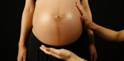 Почему у беременных женщин есть полоска на животе?