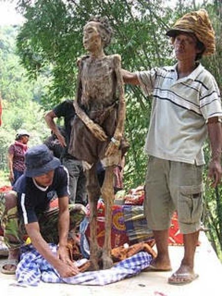 В Индонезии трупы сами идут в могилу