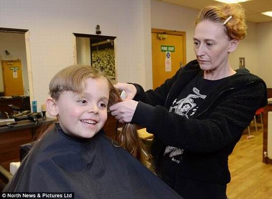 В Британии пятилетнего мальчика впервые постригли