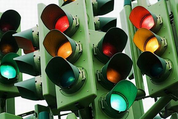 Почему светофор имеет красный, жёлтый и зелёный цвета, а не любые другие?