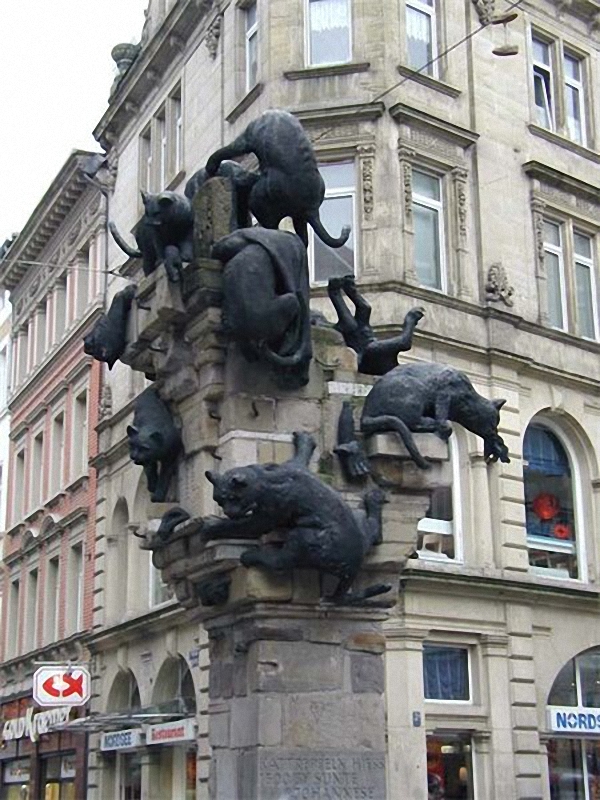 Скульптуры и памятники кошкам
