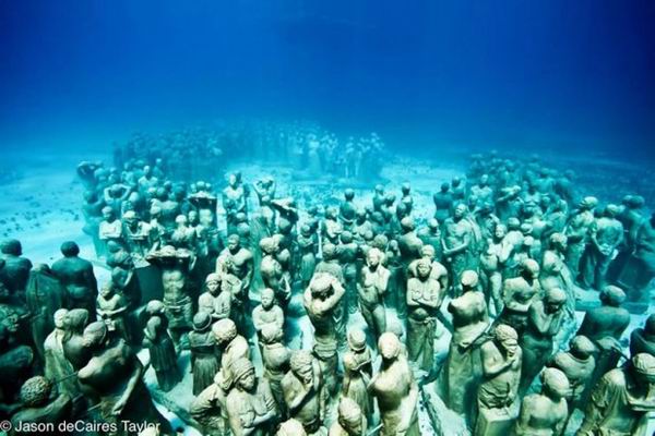 Таинственные подводные скульптуры превращаются в чудеса природы