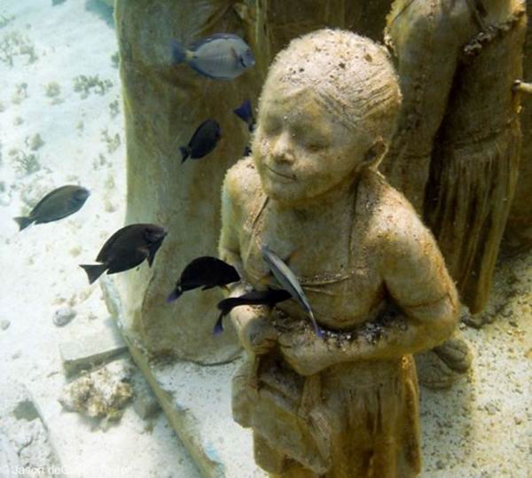 Таинственные подводные скульптуры превращаются в чудеса природы