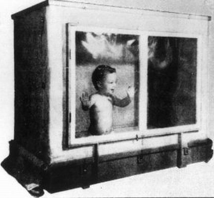 В середине 20-го века психолог Б. Скиннер предлагал людям выращивать детей в специальных коробках