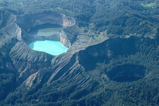 На вершине вулкана Келимуту есть три разноцветных озера