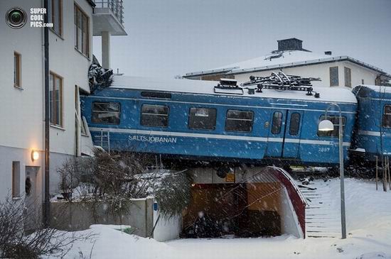 Шведская уборщица угнала поезд и врезалась в дом