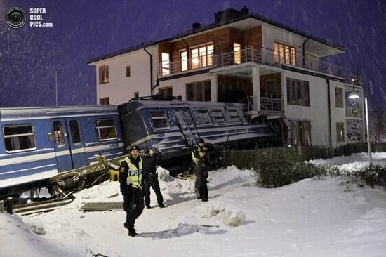 Шведская уборщица угнала поезд и врезалась в дом