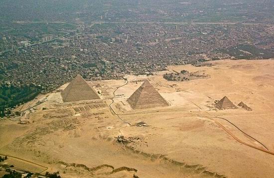 Что находится за Египетскими пирамидами?