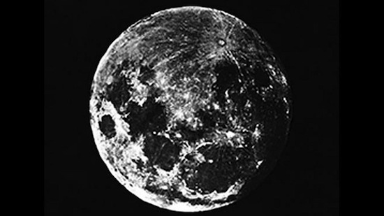 Первая в истории фотография Луны