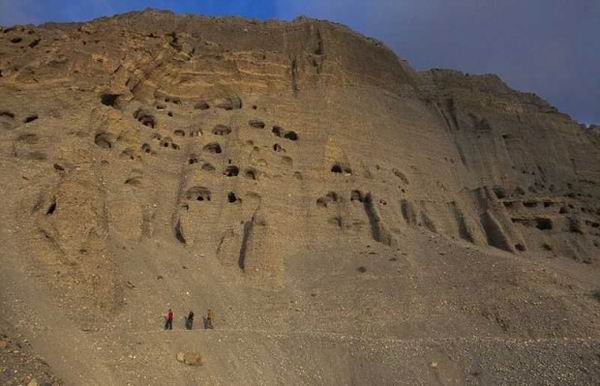  Археологи, рискуя жизнью, пытаются разгадать тайну пещерного города в Непале