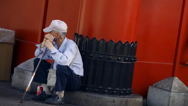 Новое увлечение японских пенсионеров – сталкинг