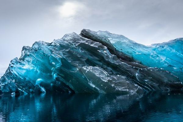 Редчайшее фото перевернутого айсберга