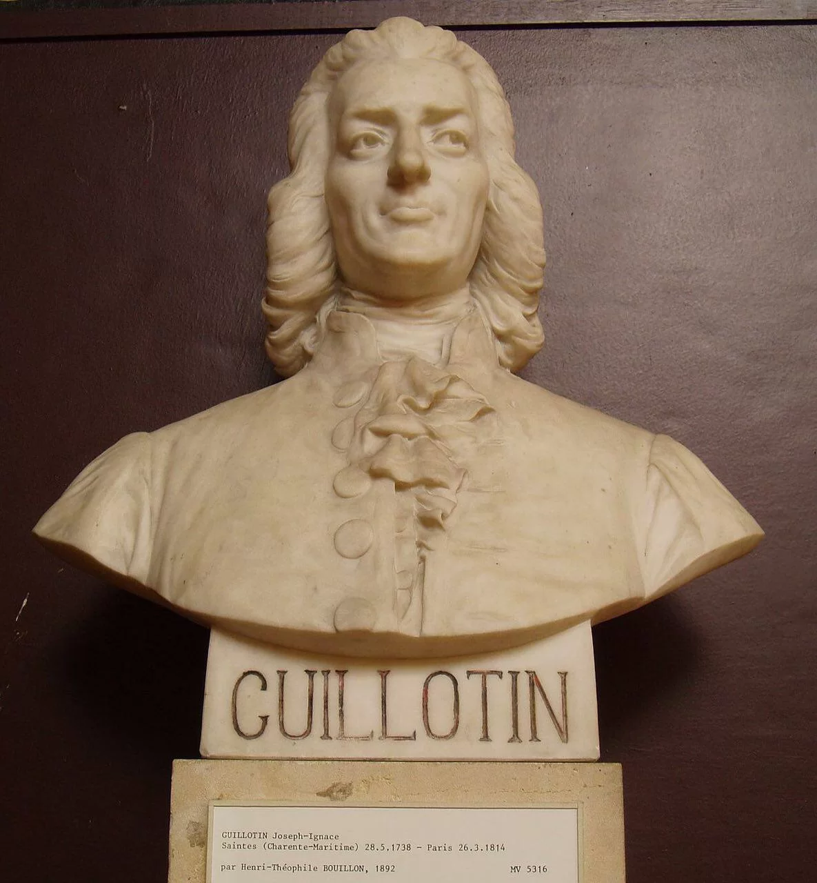 Жозе́ф Игна́с Гильоте́н не изобретал гильотины и не был казнен с помощью нее.
